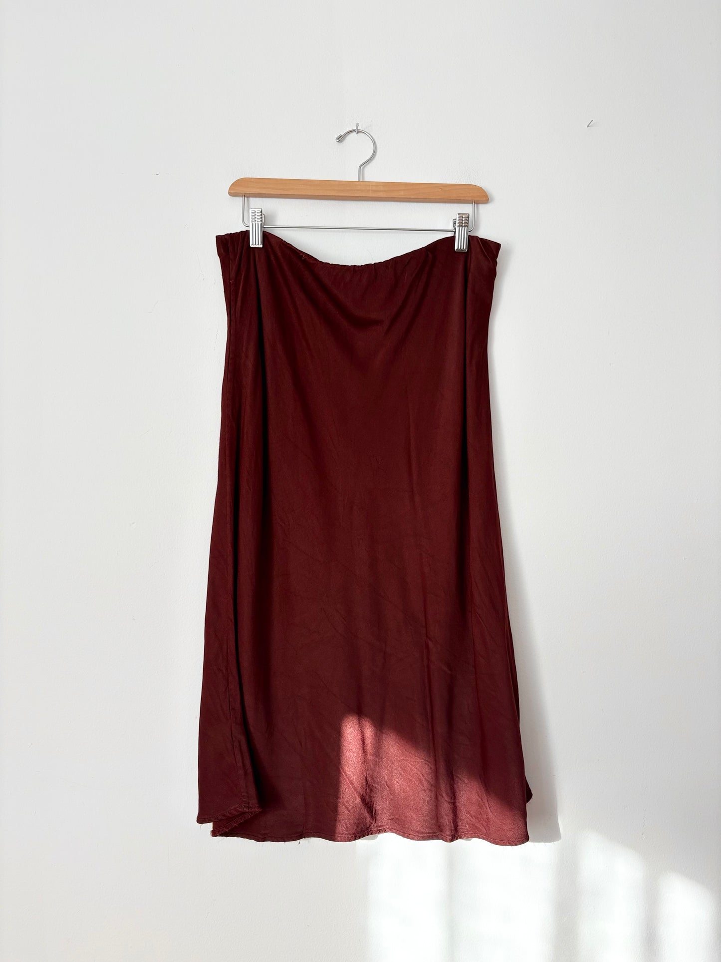 Anthropologie burgundy midi satin slip skirt Large
