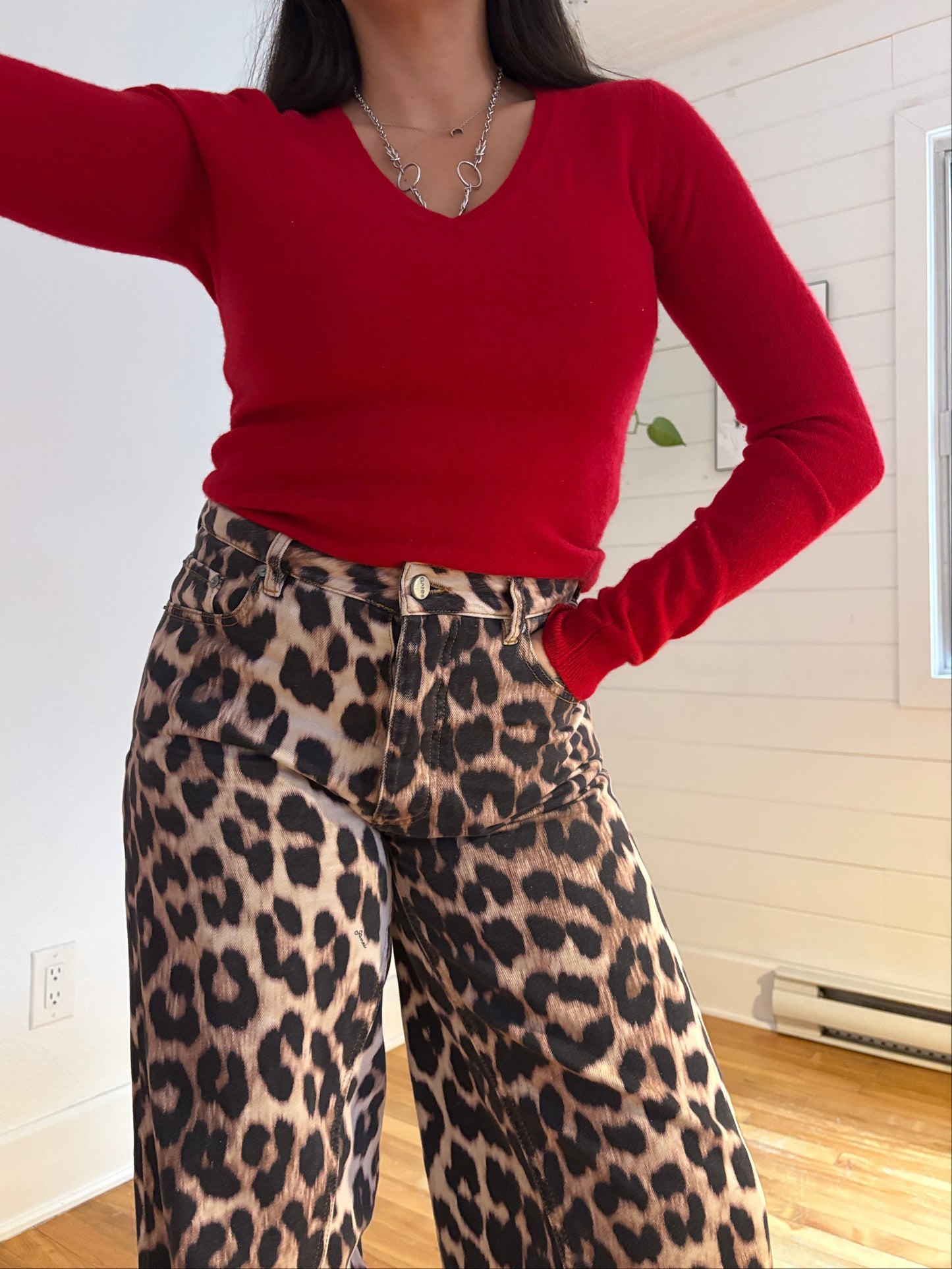 Ann Taylor V neck cashmere sweater Small