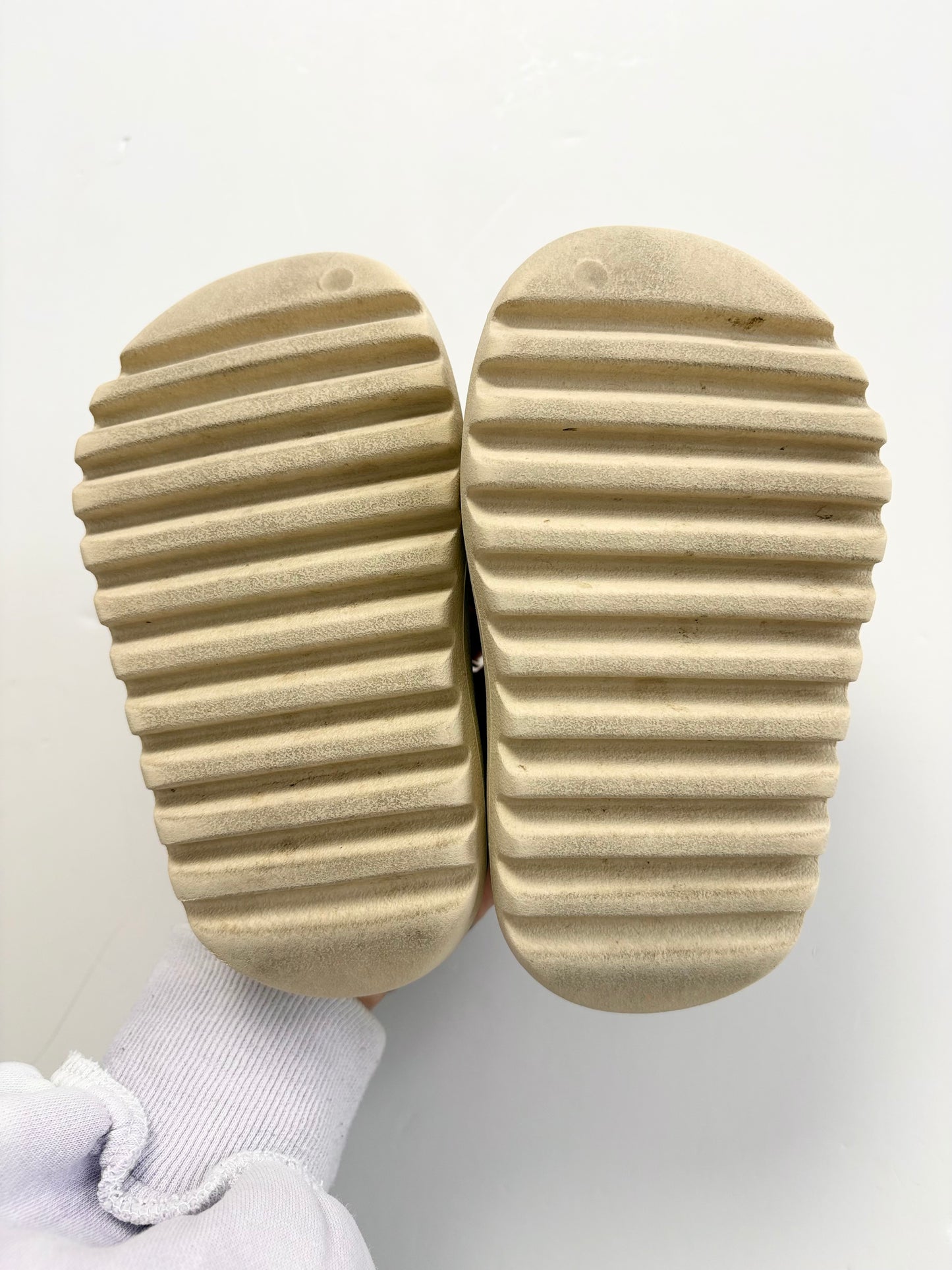 Yeezy slides in bone 9US