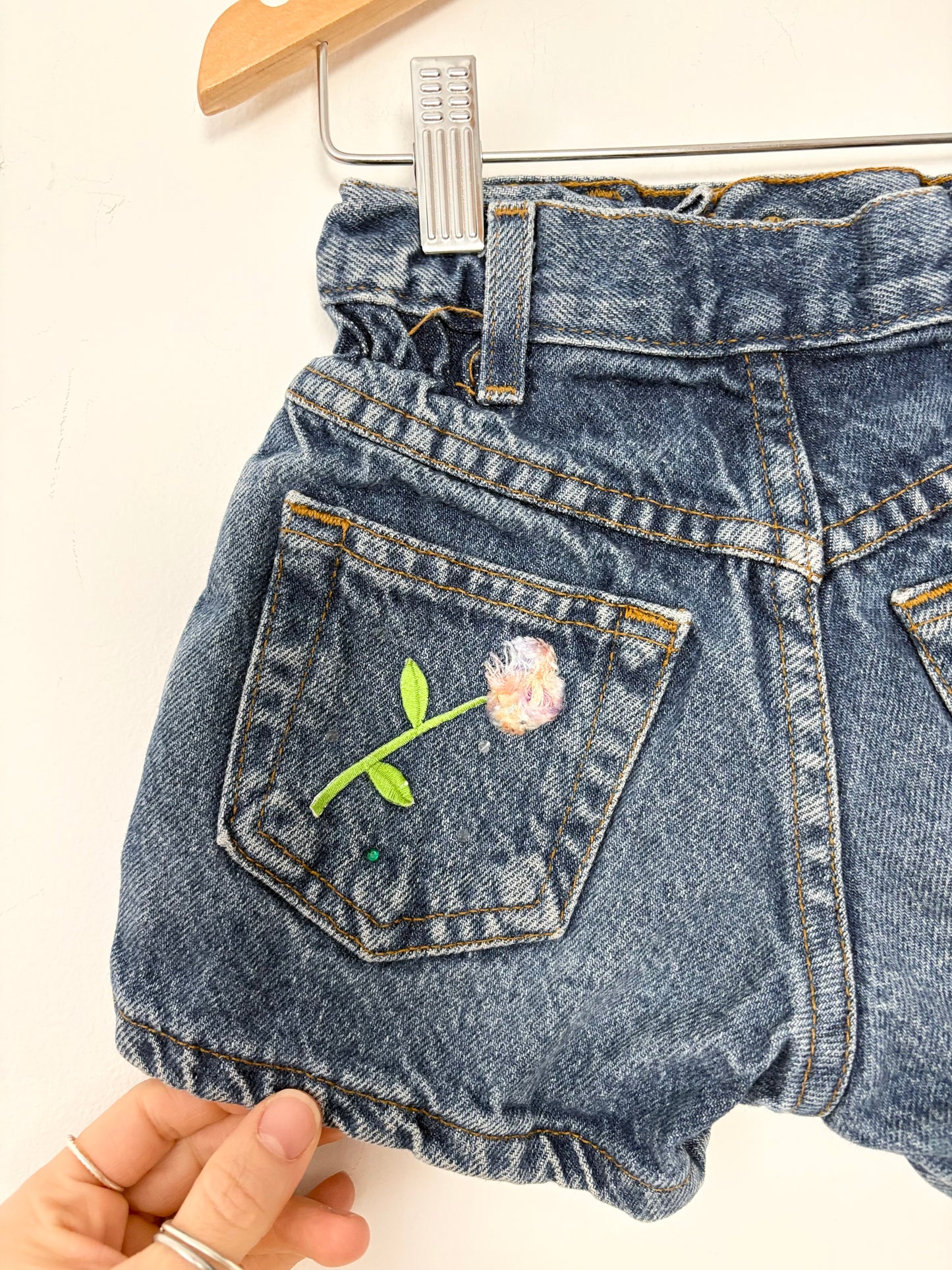 Short en jean vintage taille cintrée avec broderie aux poches 3/4 ans