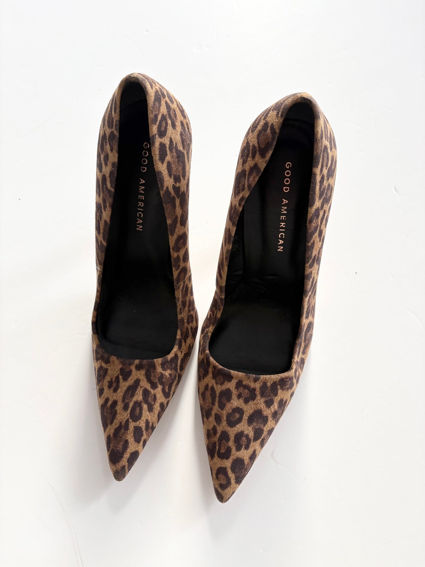 Escarpins Good American The Icon en daim à talons léopard, pointure US 6