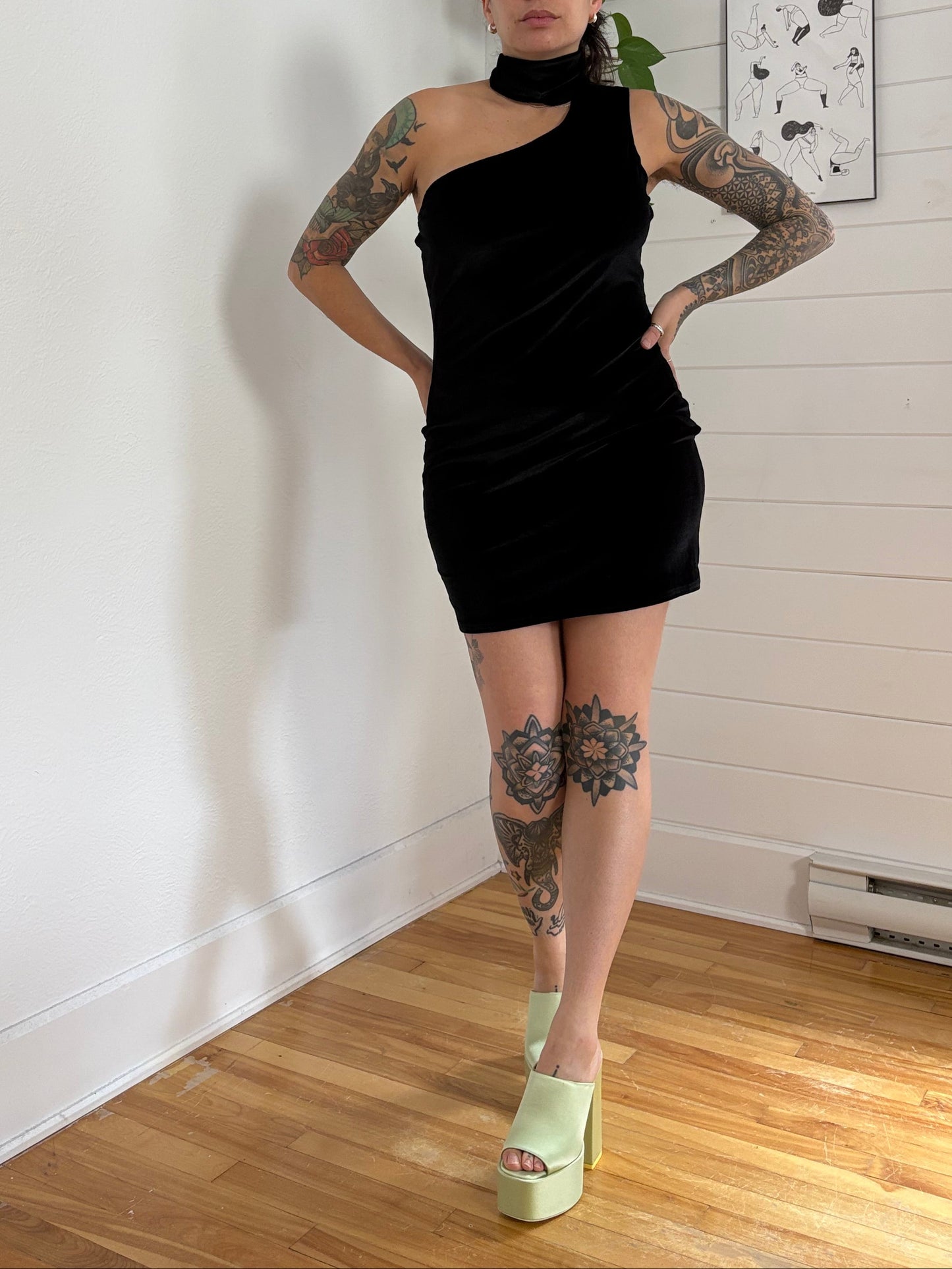 Robe Gina en velours asymétrique à une épaule, taille L/XL