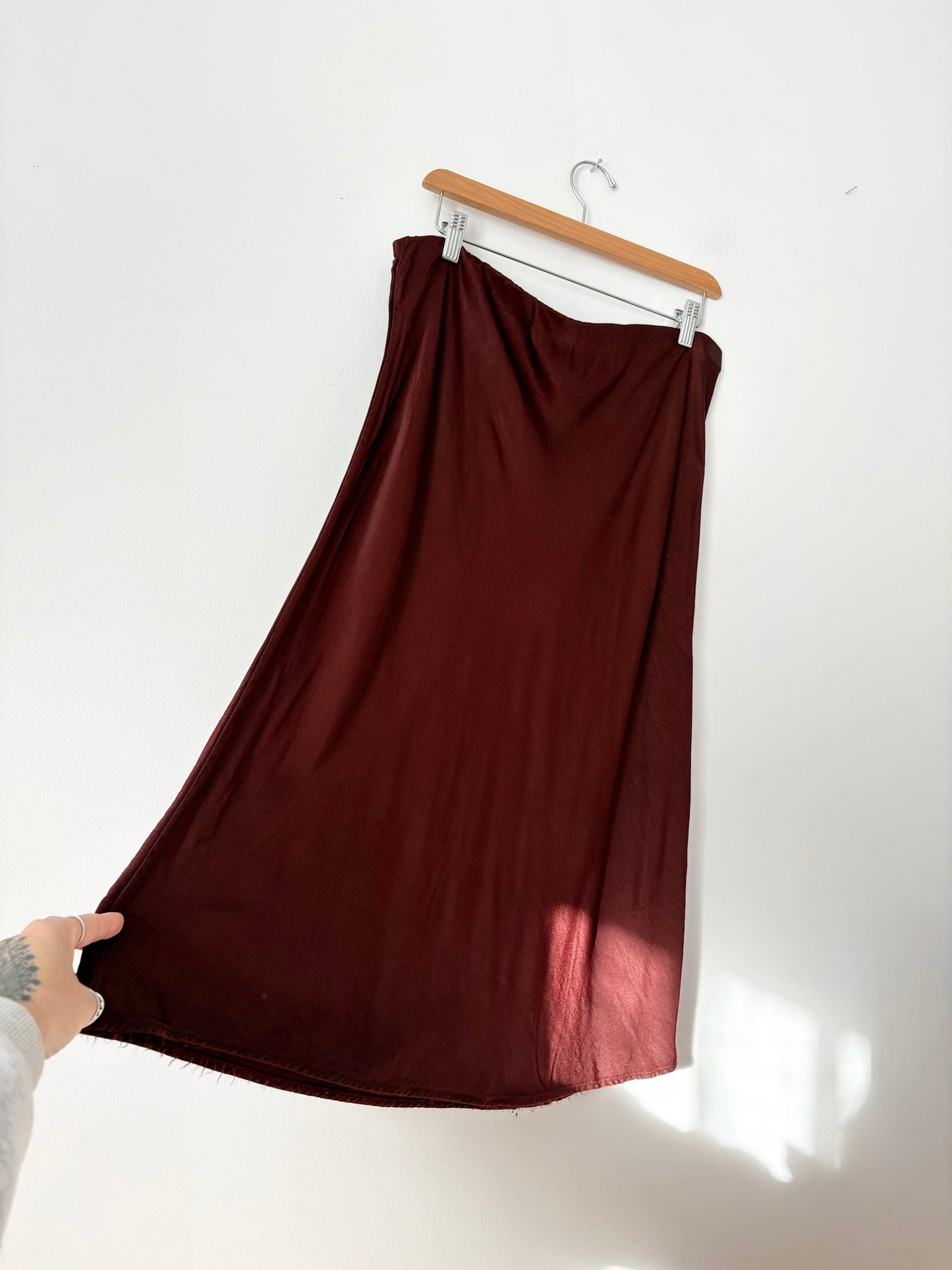 Anthropologie burgundy midi satin slip skirt Large