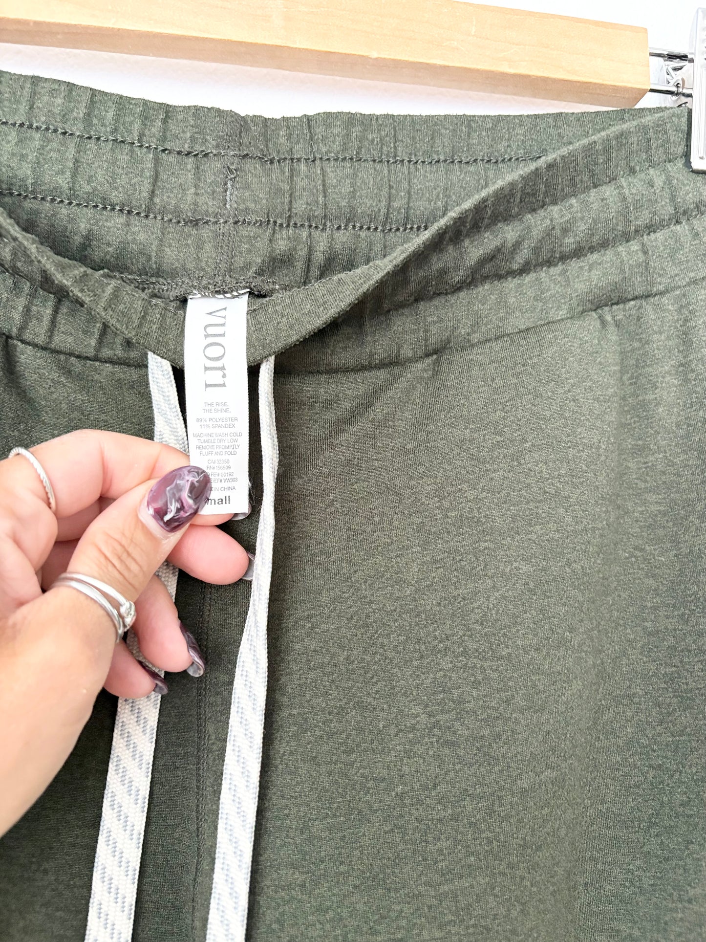 Vuori performance joggers Small