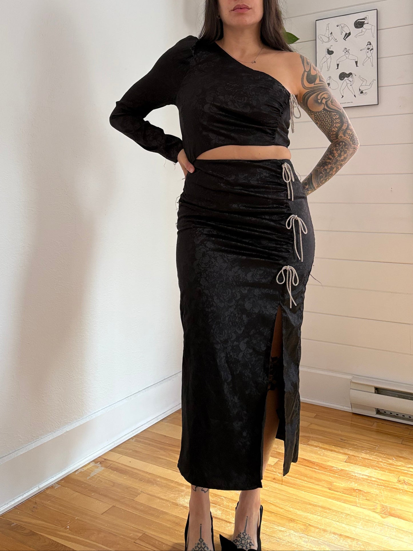 Robe WAYF Ella à découpes et nœud, taille S