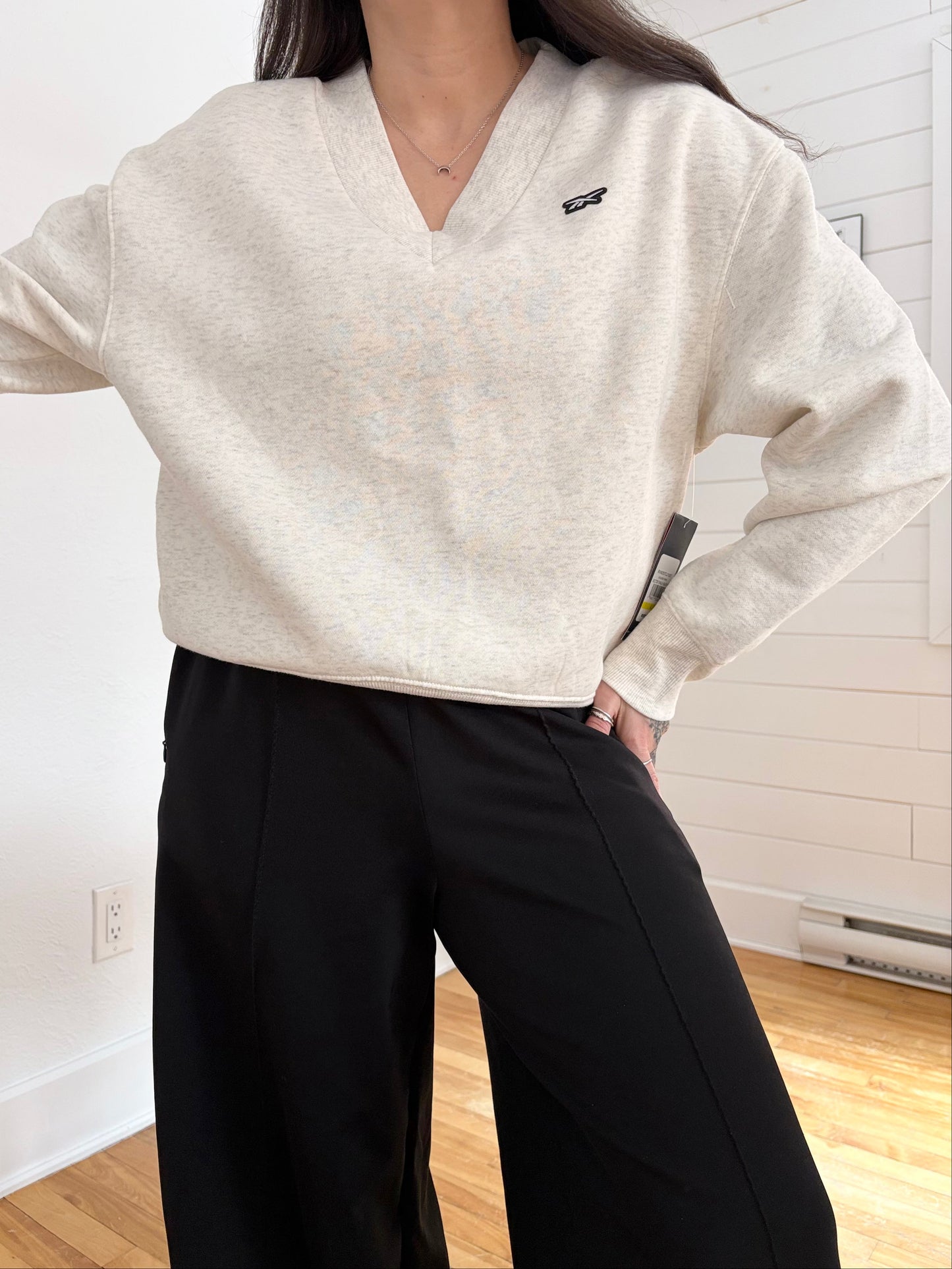 Reebok V neck sweatshirt M/L