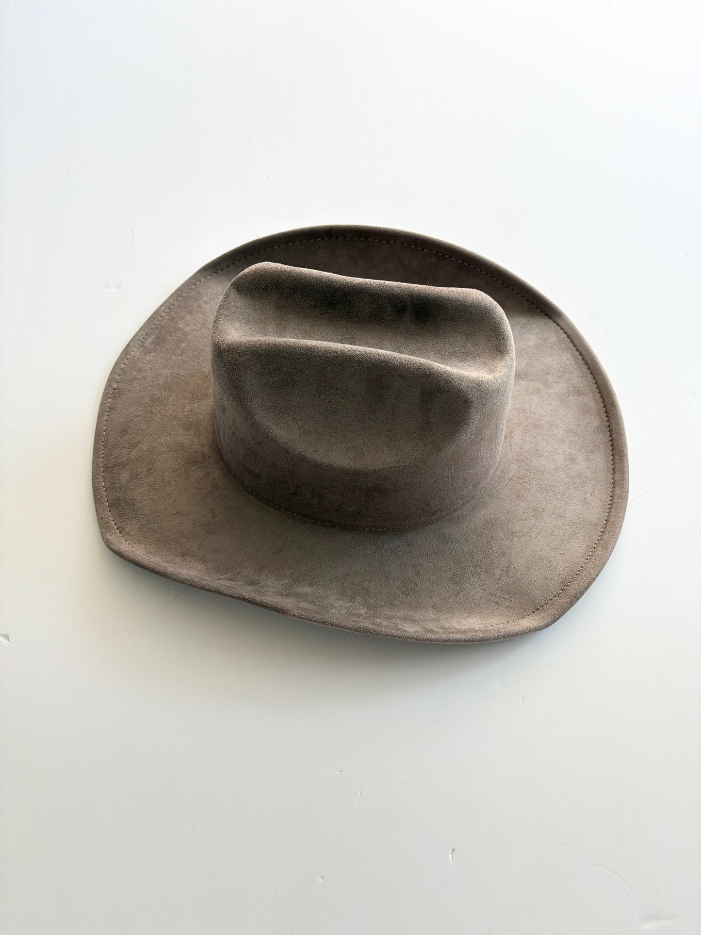 8 autres raisons le chapeau de cowboy en faux suède