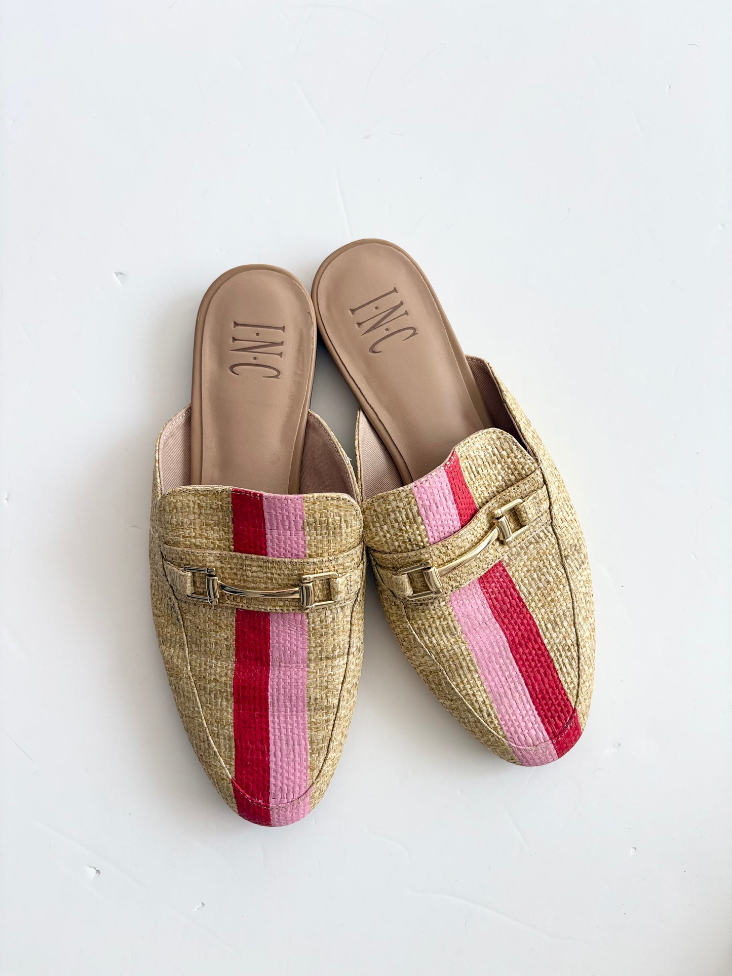 International concepts closed toe straw mules 7.5