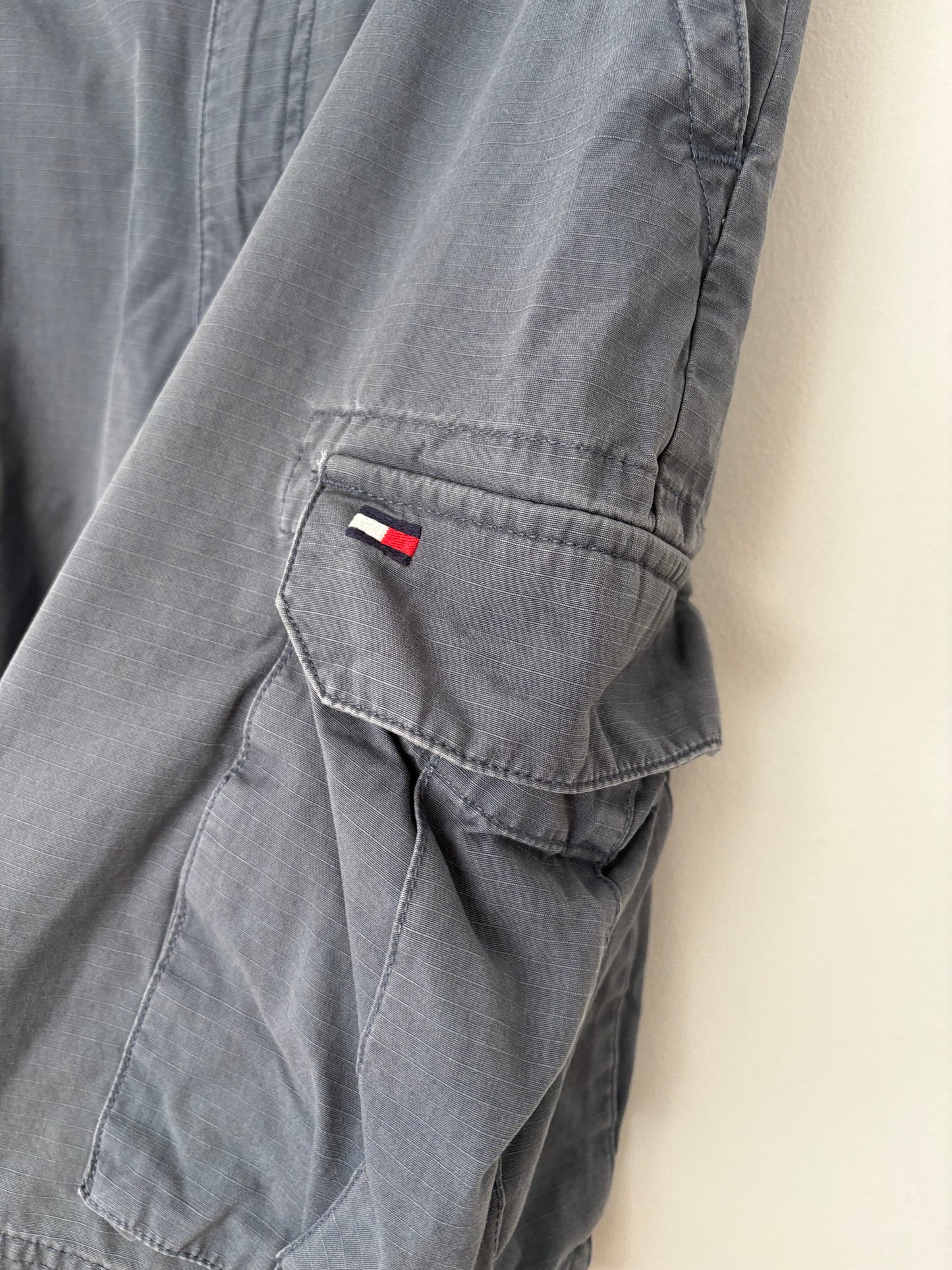 Y2K Tommy Hilfiger cargo long shorts W33/34