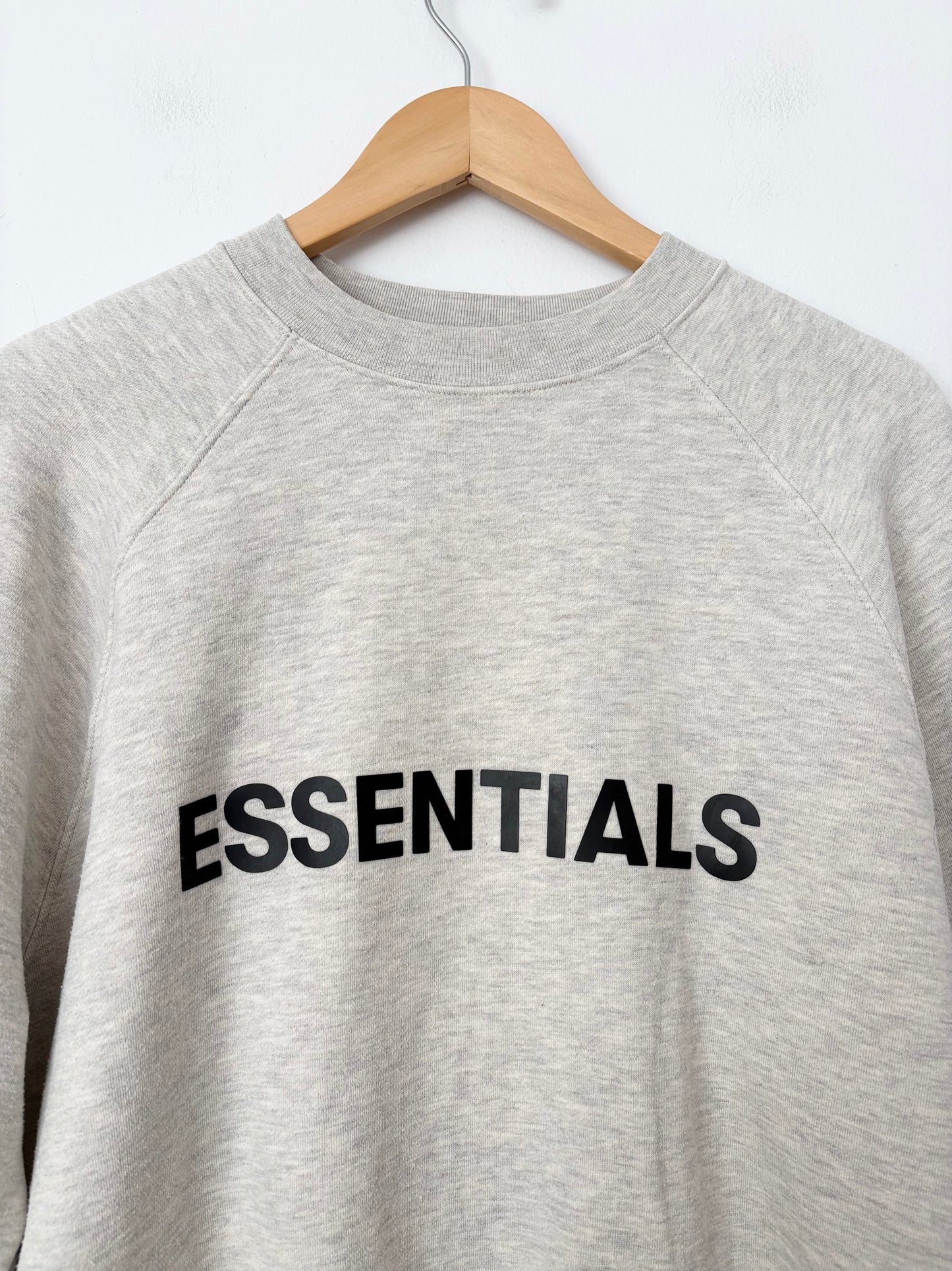 Sweat-shirt à col rond avec logo signature Fear of God Essentials, tailles XS à M