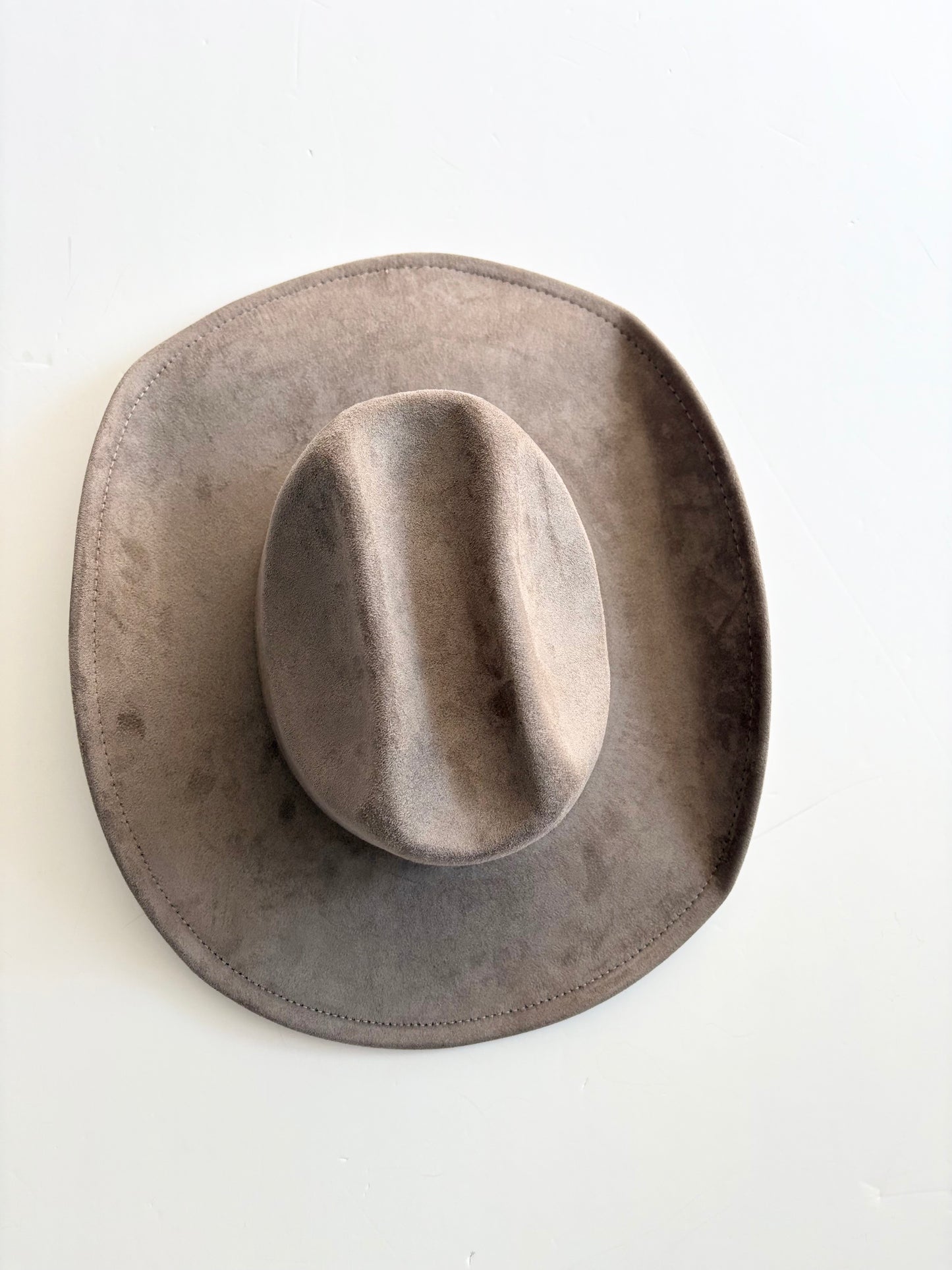 8 autres raisons le chapeau de cowboy en faux suède