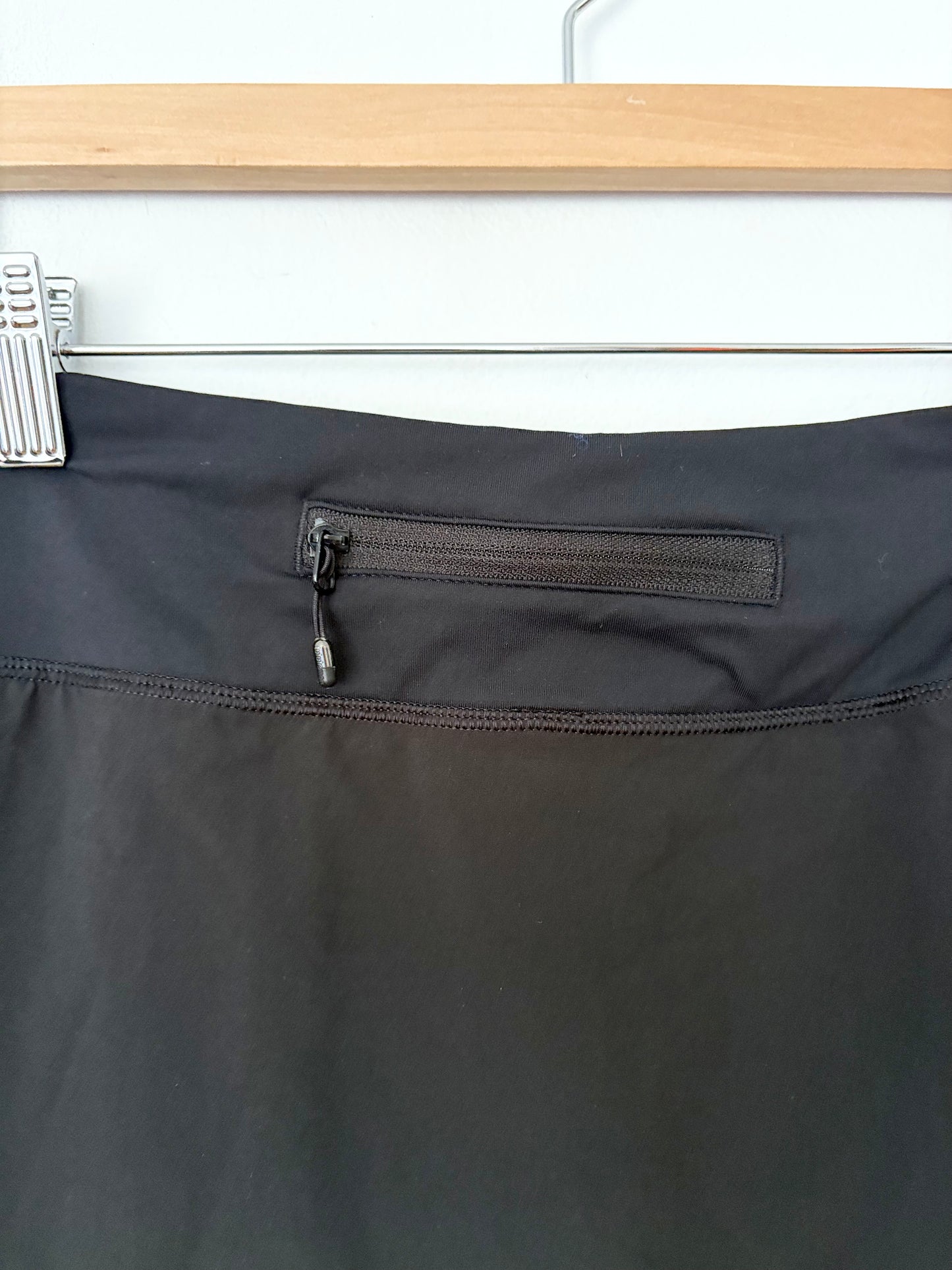 Lululemon chase me skirt size 6