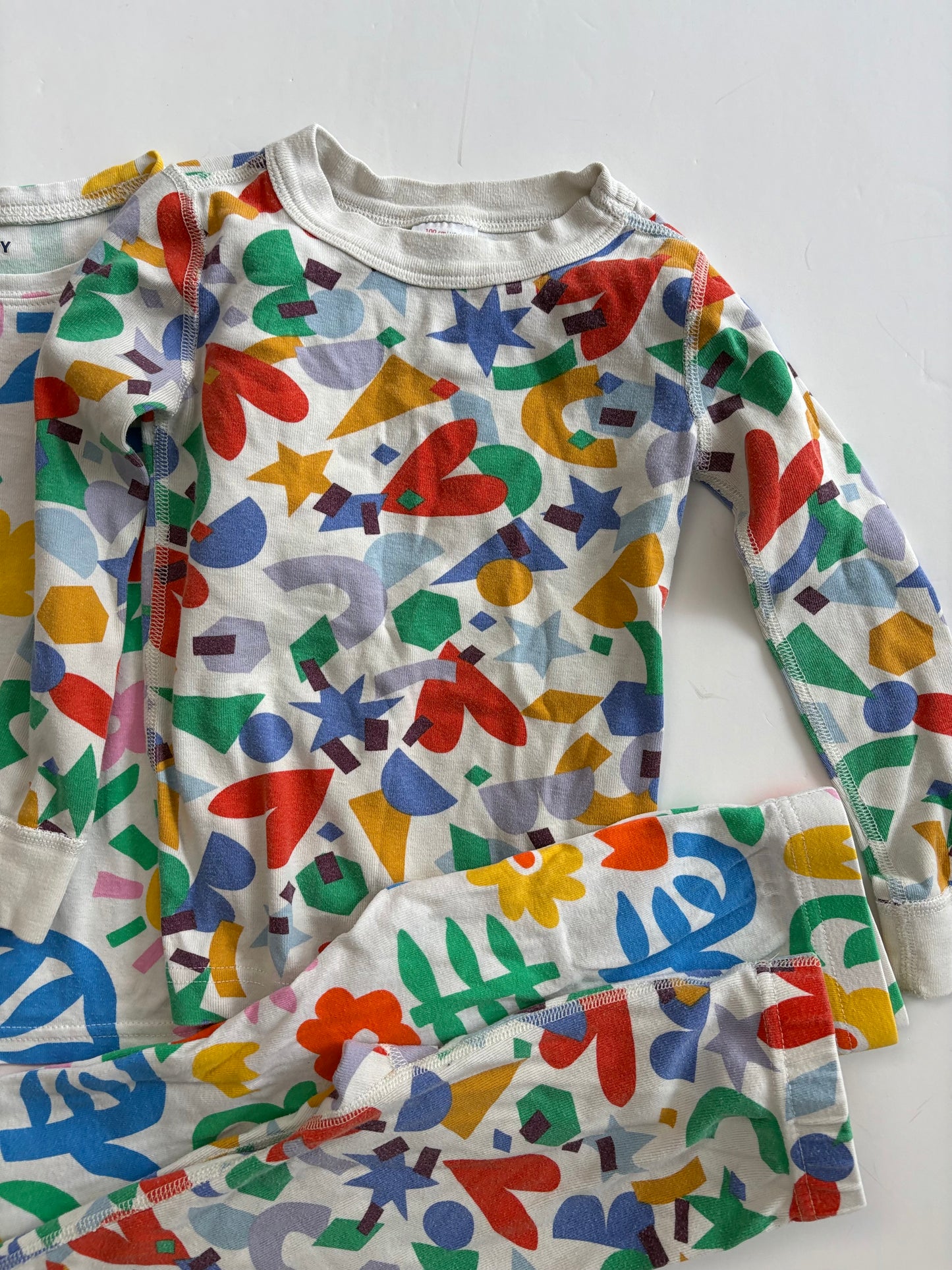 2 pack colorful pyjamas 4/5Y