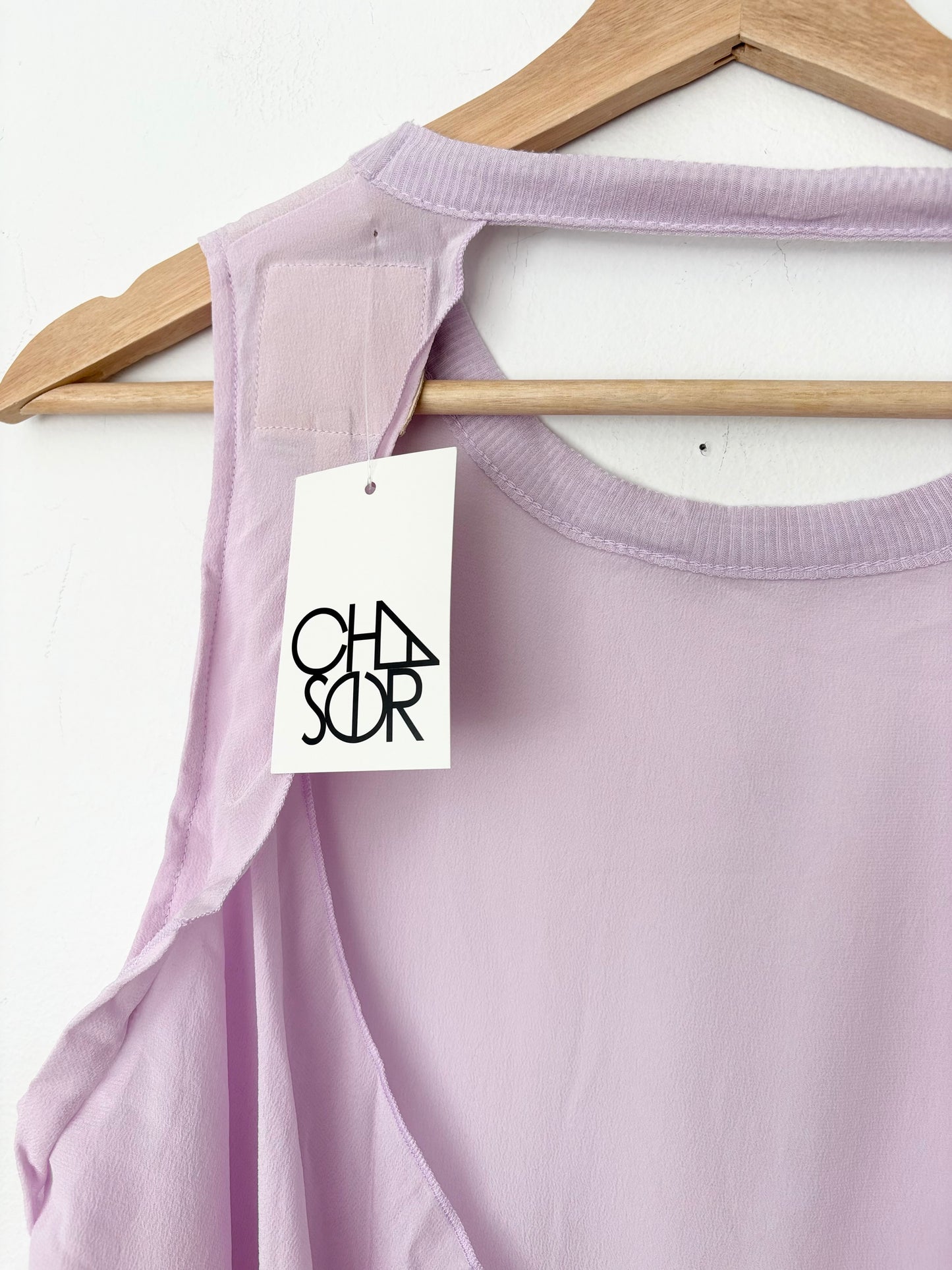 Chaser - Blouse sans manches en soie à dos ouvert, taille M
