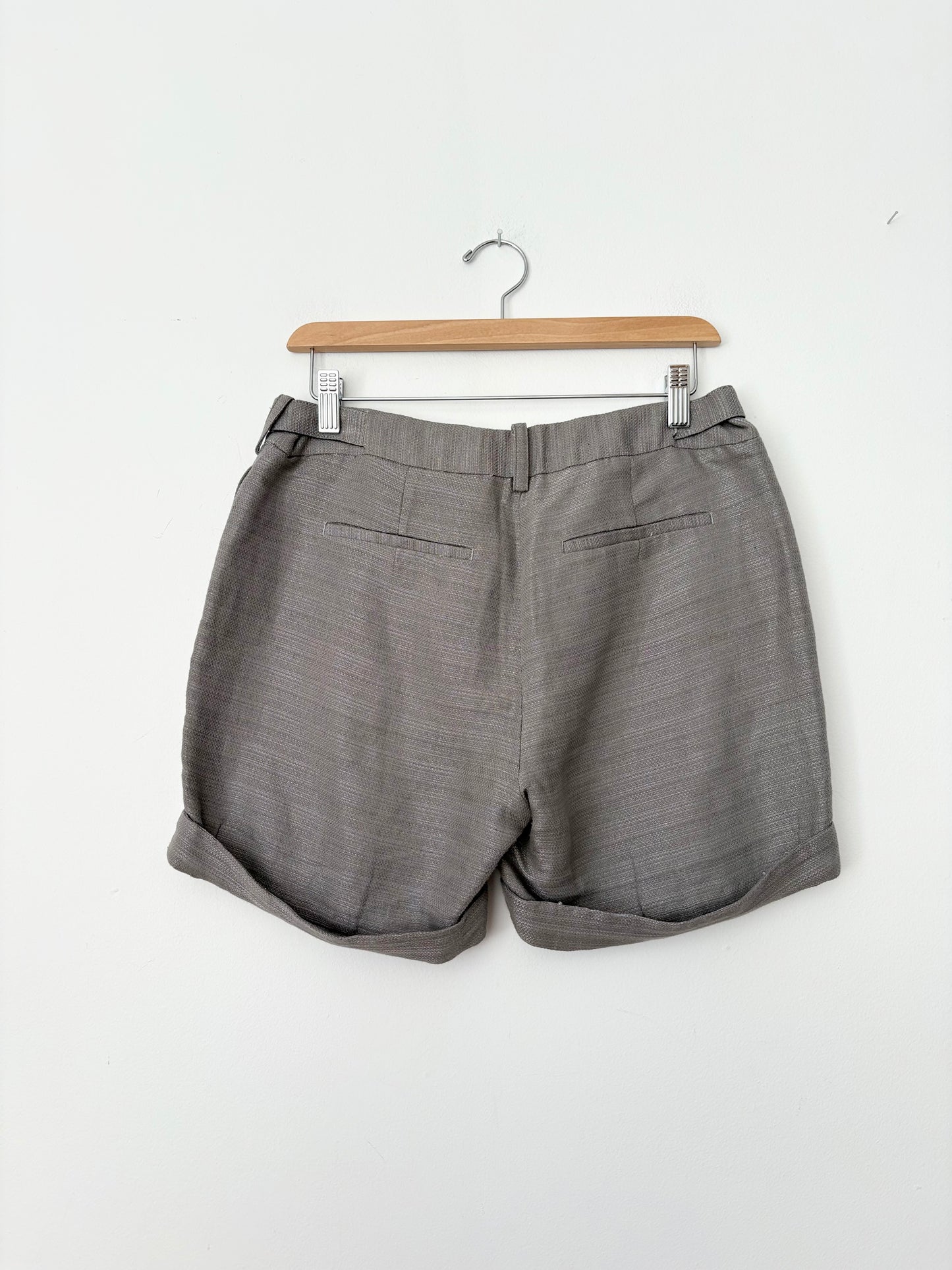 Trovata mid rise cuffed shorts W27