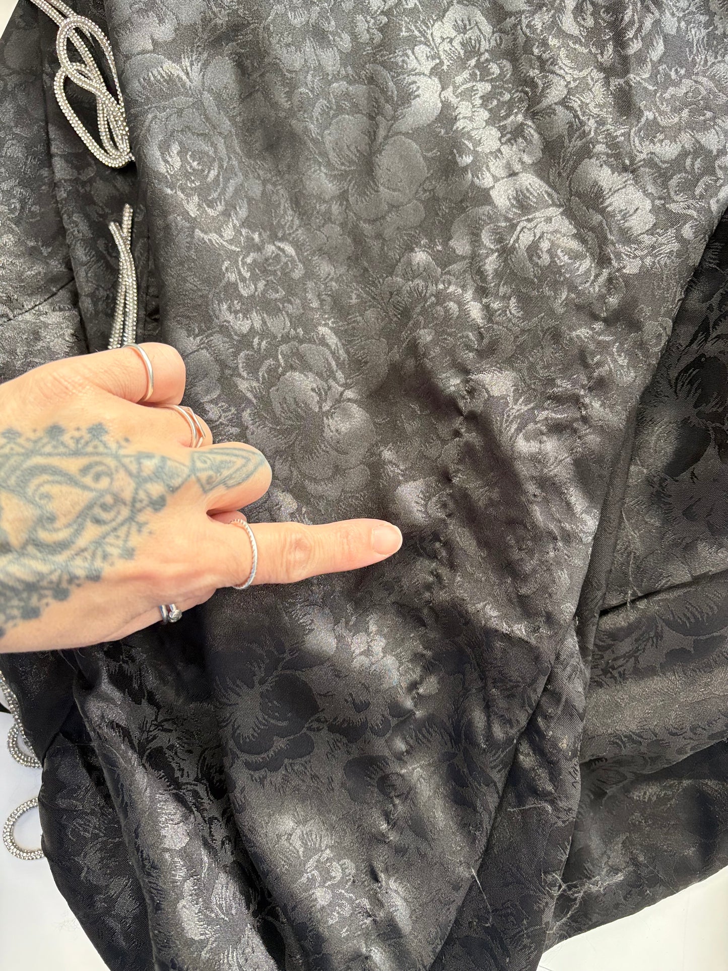 Robe WAYF Ella à découpes et nœud, taille S