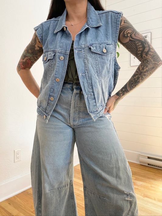 Vintage sleeveless denim jacket Large