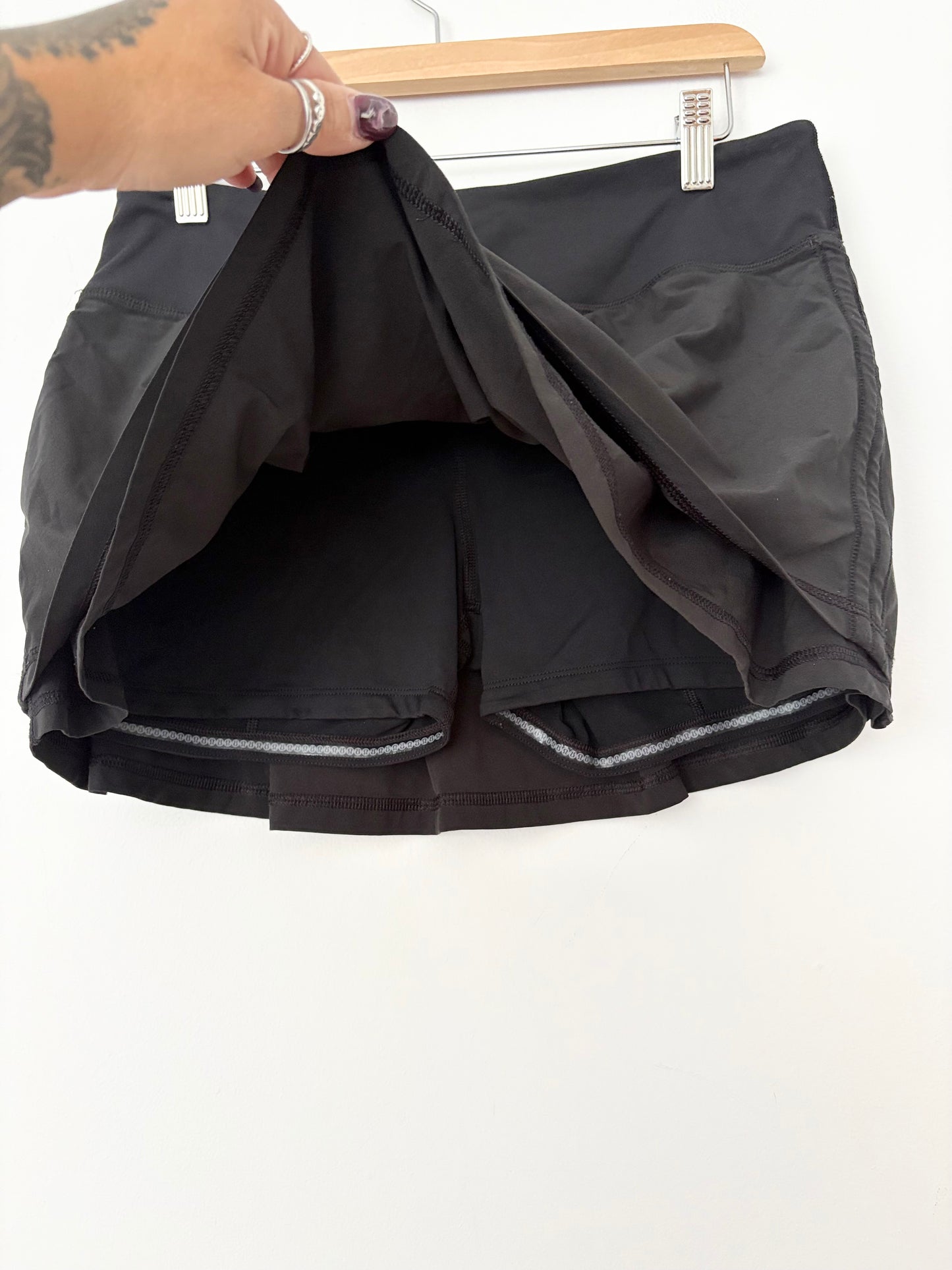 Lululemon chase me skirt size 6