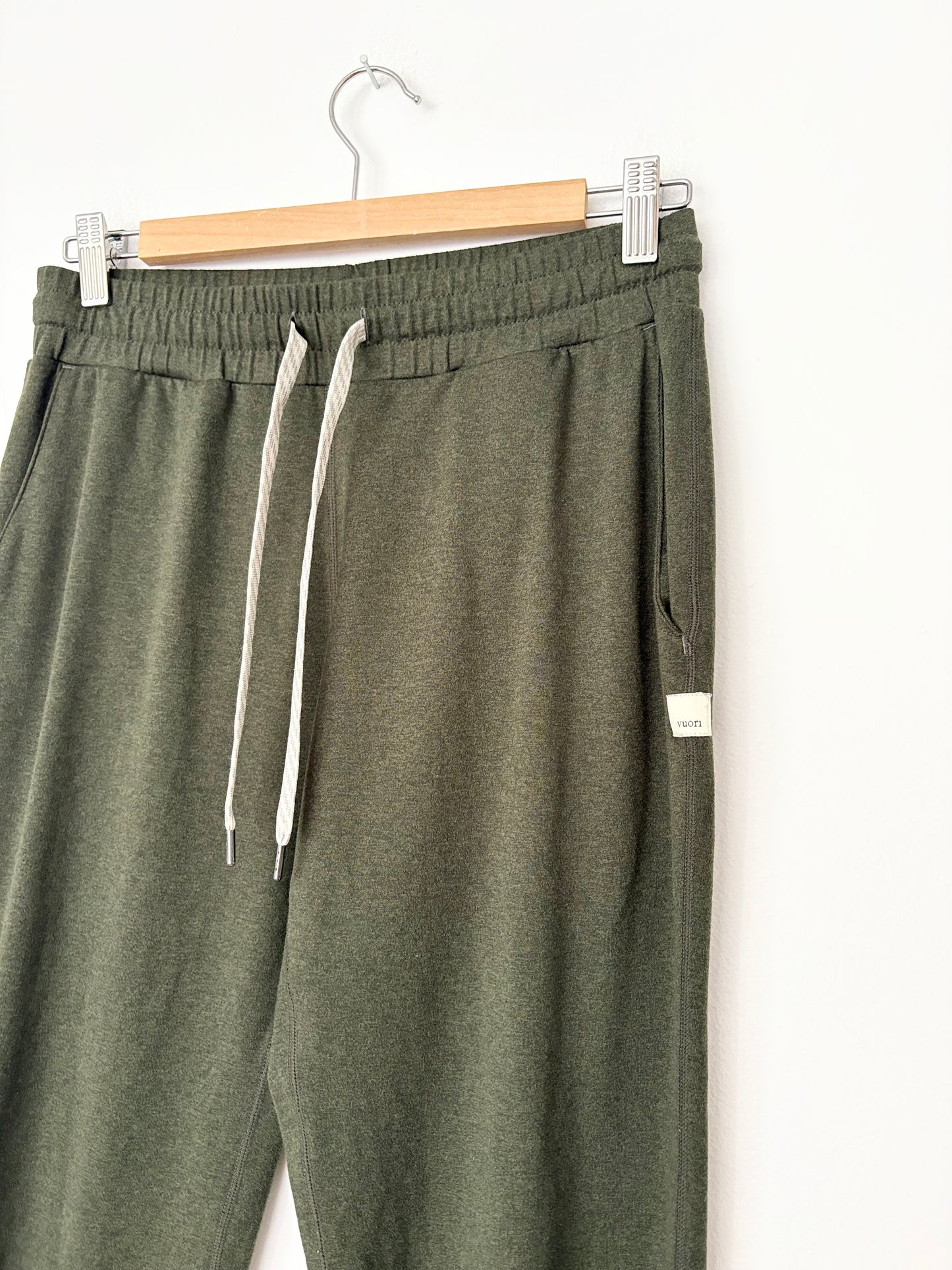 Vuori performance joggers Small